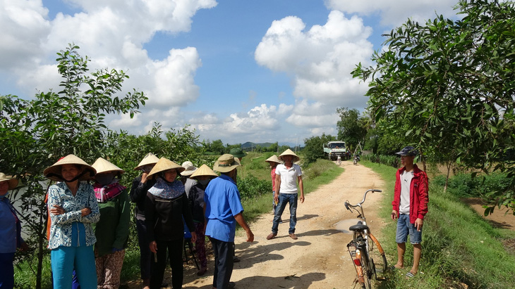 Doanh nghiệp khai thác cát làm đường chắn ngang sông, dân bức xúc kéo ra ngăn cản - Ảnh 2.