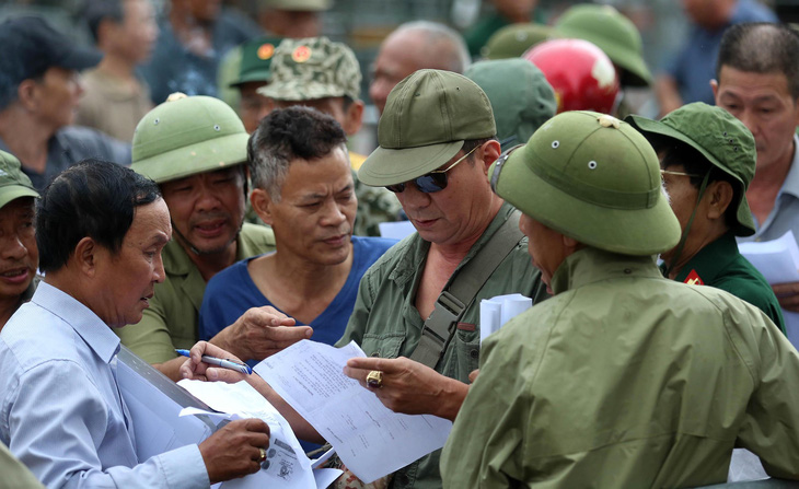 VFF bán vé cho thương binh, nhiều người quá khích trèo rào đòi mua - Ảnh 3.