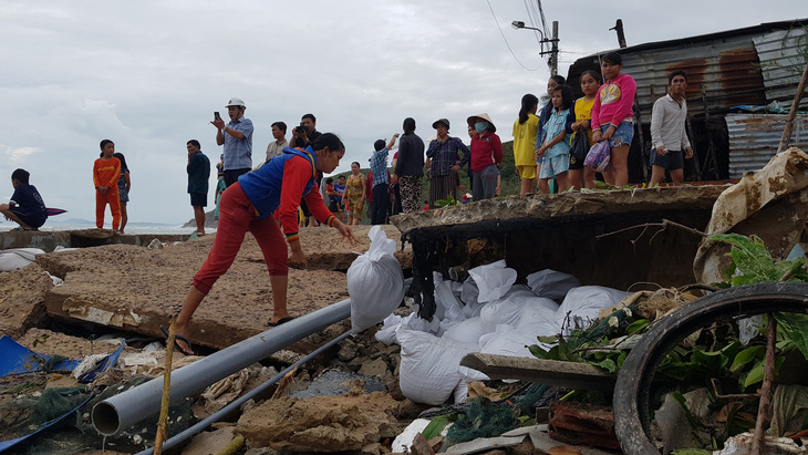 Làm khẩn cấp 900m kè biển bị sóng cuốn trong bão để bảo vệ 111 hộ dân - Ảnh 3.