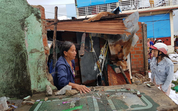 Thiệt hại do bão số 5: Nhiều nhà dân bị sóng dữ cuốn