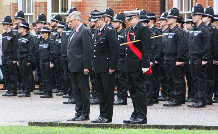 Cảnh sát và lực lượng cứu hộ Anh dành 1 phút mặc niệm 39 người chết trong container - Ảnh 1.