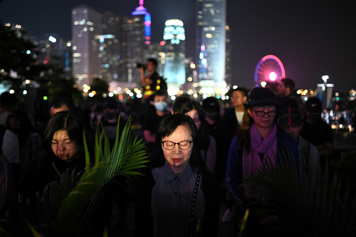Người Hong Kong xuống đường buổi tối, tưởng niệm sinh viên đã chết - Ảnh 4.