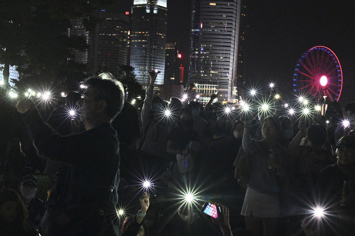 Người Hong Kong xuống đường buổi tối, tưởng niệm sinh viên đã chết - Ảnh 2.