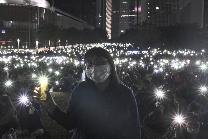 Người Hong Kong xuống đường buổi tối, tưởng niệm sinh viên đã chết - Ảnh 3.