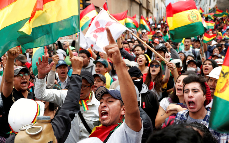 Biểu tình rầm rộ ở Bolivia, quân đội đứng về phía người dân