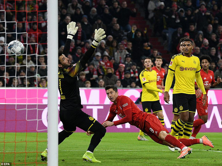 Lewandowski lập cú đúp, Bayern đại thắng Dortmund trong trận derby nước Đức - Ảnh 1.