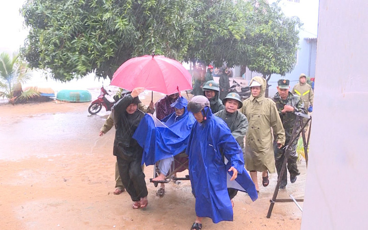 Quảng Ngãi huy động bộ đội giúp dân chống bão số 6