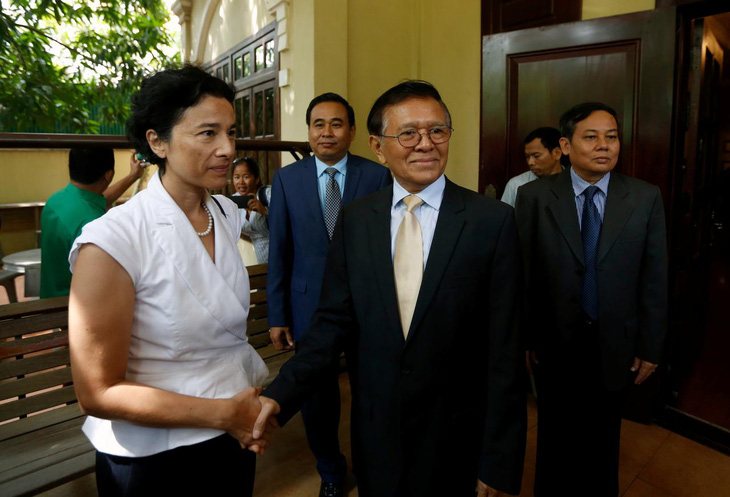 Lãnh đạo đối lập Campuchia Kem Sokha gặp đại sứ Pháp Eva Nguyen Binh - Ảnh 1.