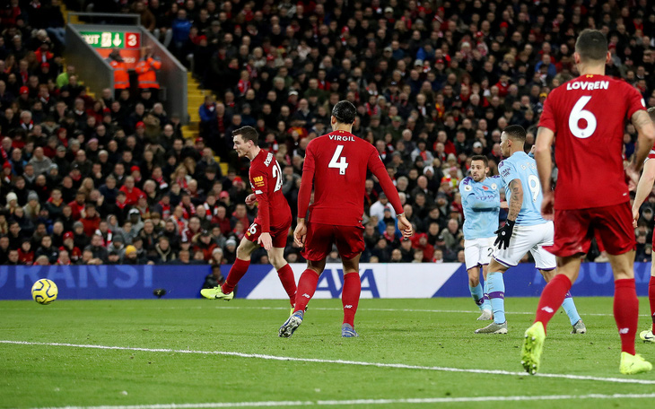 Mane và Salah lập công, Liverpool thắng Man City trên sân Anfield