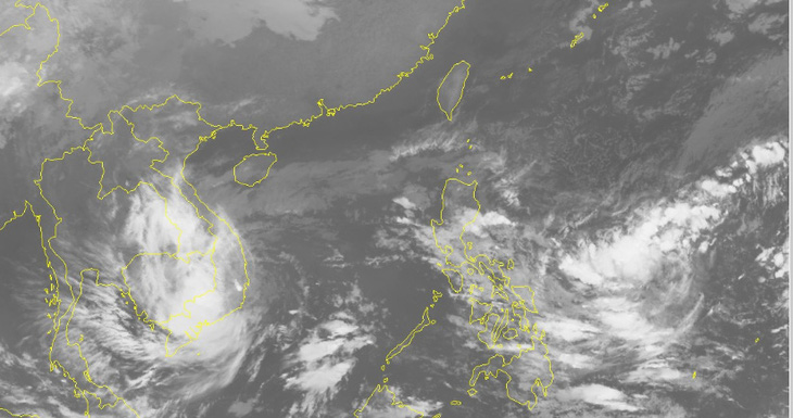 Tâm áp thấp nhiệt đới ngay Nam Trung Bộ, TP.HCM mưa cả đêm - Ảnh 1.