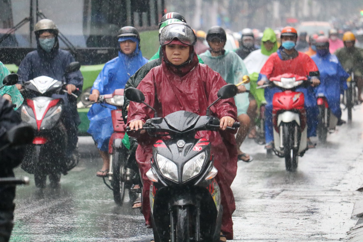 TP.HCM tiếp tục mưa trái mùa, thời tiết mát mẻ - Ảnh 1.
