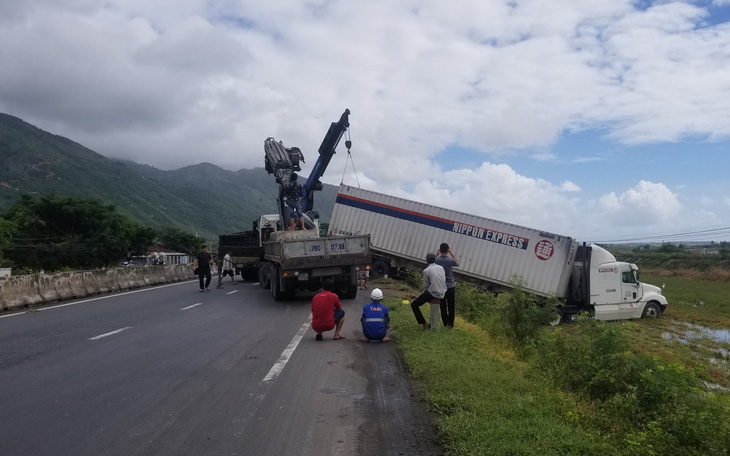 Hai xe tải lao xuống ruộng khi di chuyển trong bão nghi do mất lái