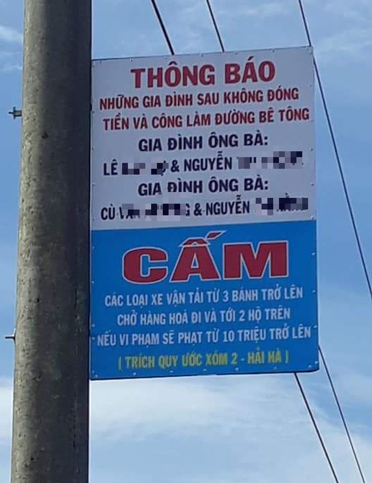 Không đóng tiền làm đường trong xóm, hai gia đình bị người dân bêu tên lên trụ điện - Ảnh 1.