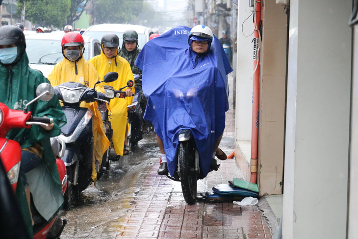 TP.HCM mưa từ đêm đến trưa, đường phố ùn ứ ngày đầu tuần - Ảnh 5.