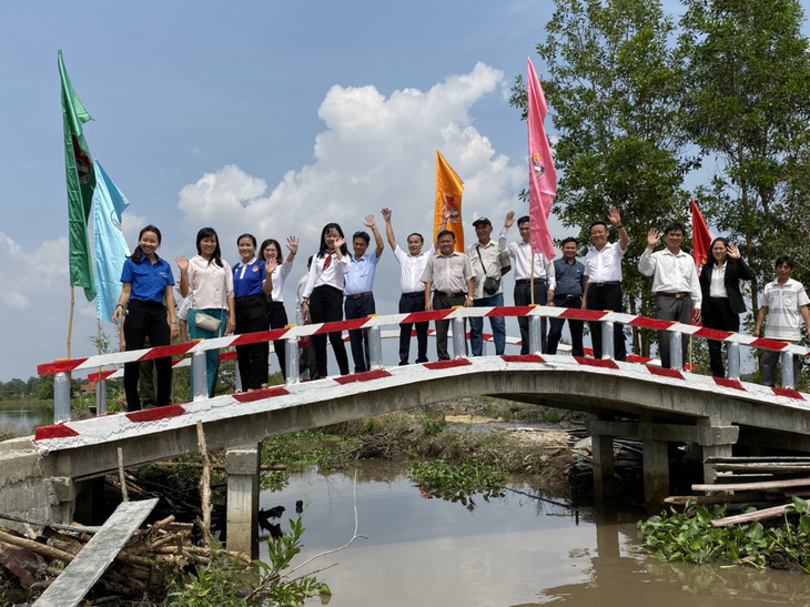 70 triệu đồng xây cầu nối 5 ấp ven sông xã biên giới Phước Chỉ - Ảnh 1.