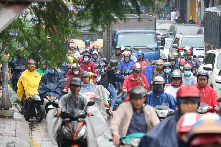 TP.HCM mưa từ đêm đến trưa, đường phố ùn ứ ngày đầu tuần - Ảnh 6.