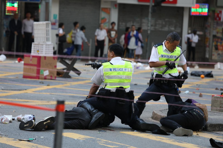 Video cảnh sát Hong Kong bắn vào ngực người biểu tình phát trực tiếp trên Facebook - Ảnh 1.