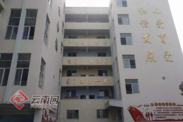 Xông vào trường mẫu giáo, xịt hóa chất làm 51 trẻ Trung Quốc bị thương - Ảnh 1.