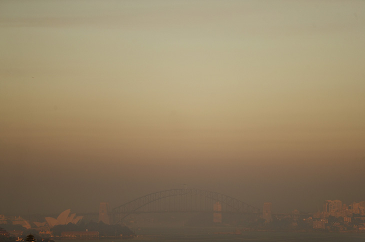 Bầu trời Sydney đỏ quạch, lần đầu tiên lục địa Úc không một giọt mưa - Ảnh 2.