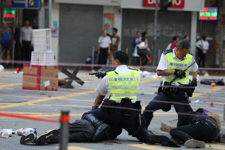 Viên cảnh sát bắn vào ngực người biểu tình Hong Kong bị đe dọa - Ảnh 1.