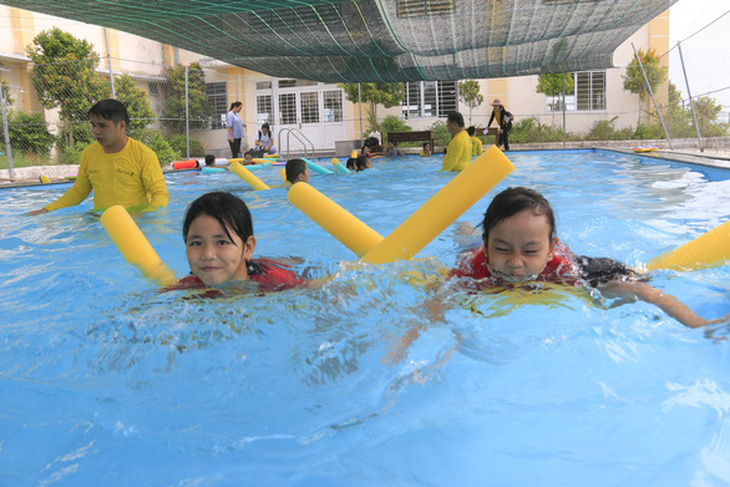 Đuối nước làm Việt Nam mất hơn 2.000 trẻ em/mỗi năm - Ảnh 1.