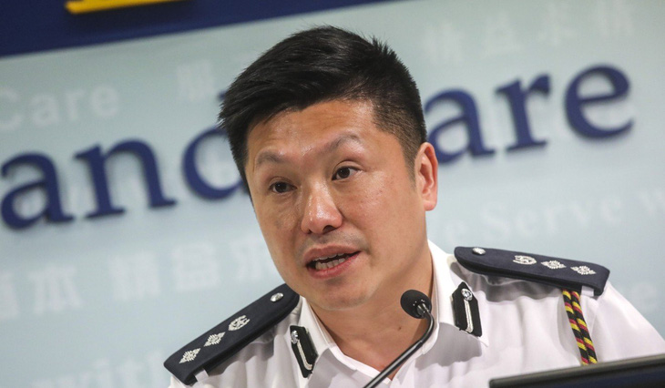 Viên cảnh sát bắn vào ngực người biểu tình Hong Kong bị đe dọa - Ảnh 2.