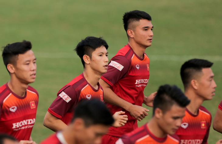 Tuyển Việt Nam chốt danh sách 23 cầu thủ đấu UAE: Hoàng Đức được tin tưởng - Ảnh 1.