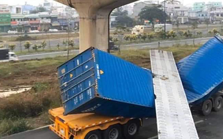 Dầm cầu bêtông rơi đè bẹp xe container đang chạy trên đường