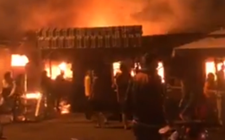 Video: Cháy lớn chợ Phước Long, 40 sạp hàng bị thiêu rụi hoàn toàn