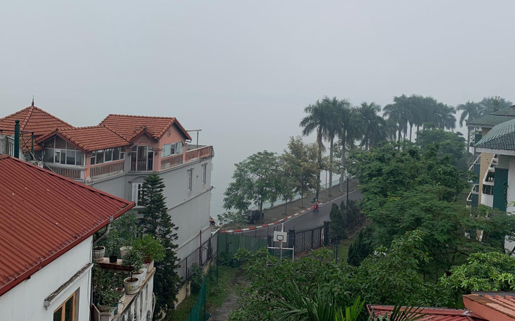 Mù sương phủ kín Hà Nội, không khí ô nhiễm ở ngưỡng nguy hại tới sức khỏe