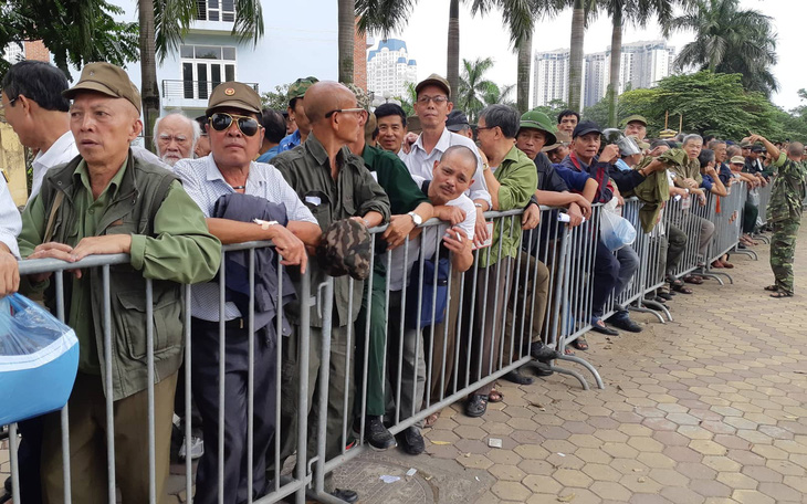 Khán giả thương binh xếp hàng dài đăng ký mua vé trận Việt Nam - UAE