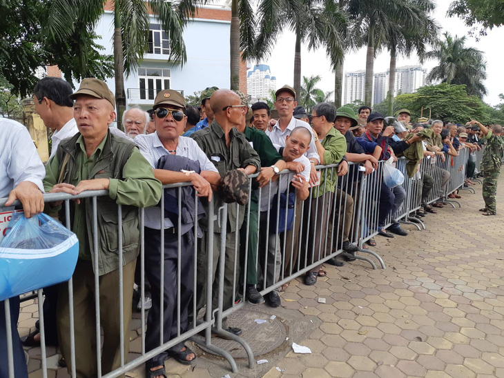 Khán giả thương binh xếp hàng dài đăng ký mua vé trận Việt Nam - UAE - Ảnh 1.