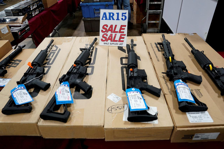 Giao Bộ Thương mại giám sát, ông Trump muốn tăng doanh số xuất khẩu súng? - Ảnh 1.