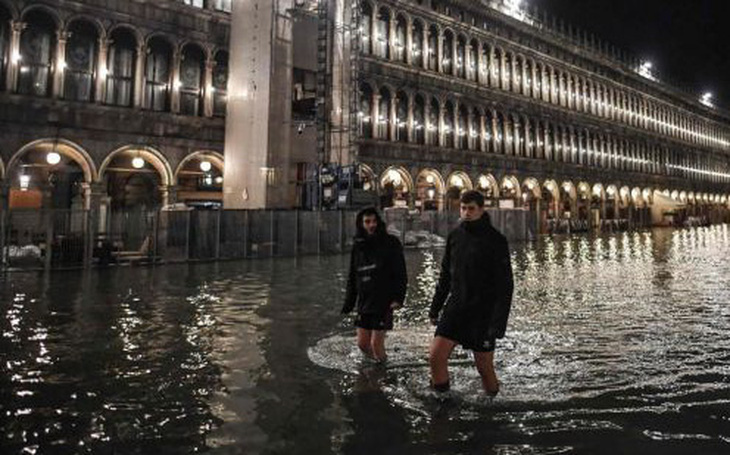 Venice đạt đỉnh triều trong 50 năm, người dân và du khách cùng khổ