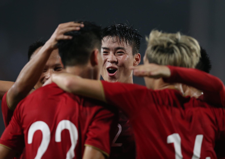 Thắng UAE 1-0, tuyển Việt Nam vươn lên đầu bảng - Ảnh 3.