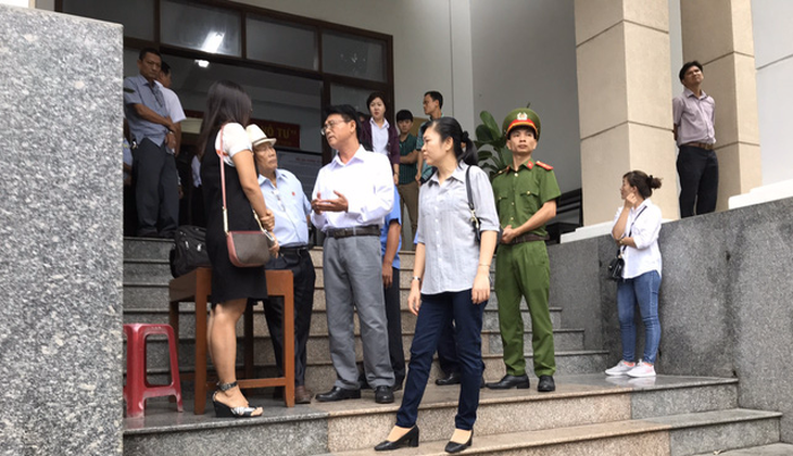 Xét xử vợ chồng LS Trần Vũ Hải: tòa tiếp tục hạn chế báo chí - Ảnh 2.