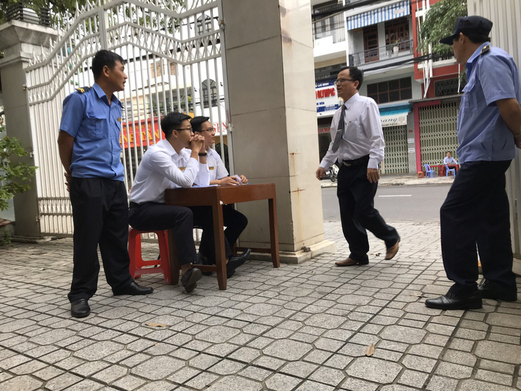 Xét xử vợ chồng LS Trần Vũ Hải: tòa tiếp tục hạn chế báo chí - Ảnh 1.