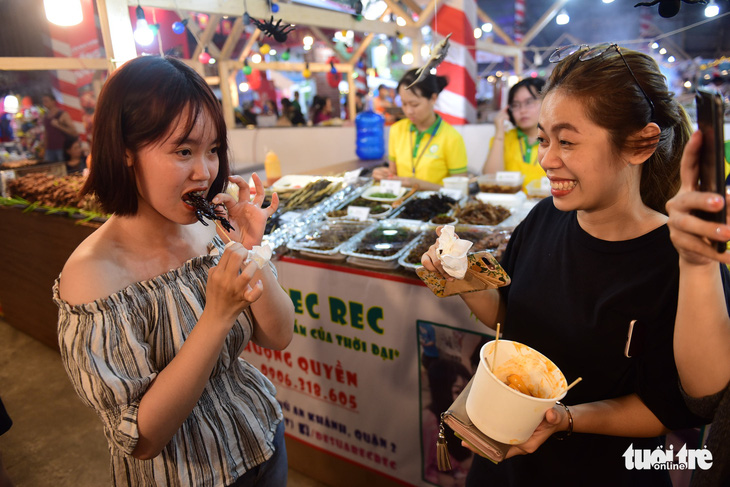 Chiêu đãi thực khách quốc tế với bánh căn, đuông dừa, bọ cạp chiên... - Ảnh 8.