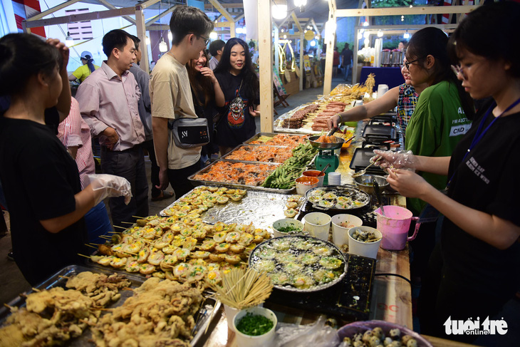 Chiêu đãi thực khách quốc tế với bánh căn, đuông dừa, bọ cạp chiên... - Ảnh 1.