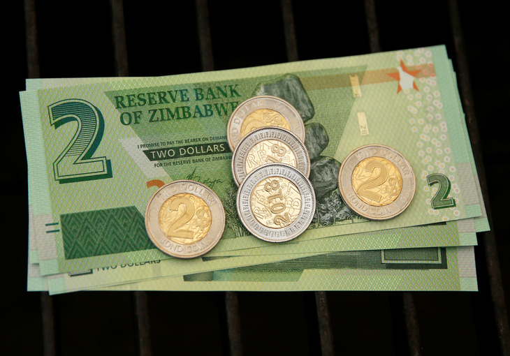 Zimbabwe cho xài lại nội tệ nhưng chả giải quyết được gì - Ảnh 3.
