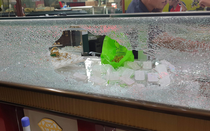 3 nghi can nổ súng cướp tiệm vàng ở Hóc Môn sa lưới