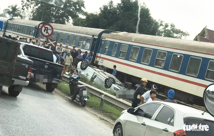 Ôtô băng qua đường bị tàu hỏa tông lật ngửa, nữ tài xế chết tại chỗ - Ảnh 1.
