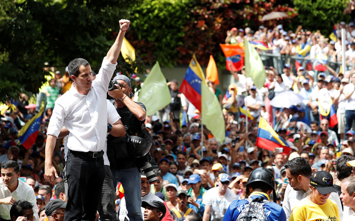 Được truyền nhiệt từ Bolivia, phe đối lập ở Venezuela lại xuống đường
