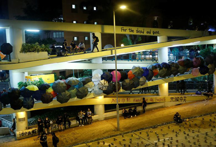 Việt Nam đã đưa 40 sinh viên tại Hong Kong về nước giữa biểu tình - Ảnh 1.