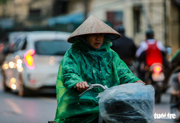 Sáng mai đầu tuần không khí lạnh sẽ đổ bộ, Bắc Bộ mưa rào - Ảnh 1.