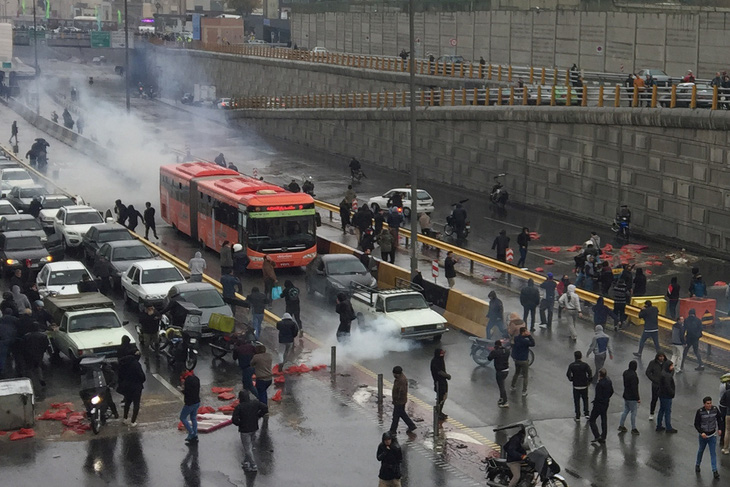 Vệ binh Iran cảnh báo trấn áp mạnh nếu biểu tình không dừng lại - Ảnh 1.
