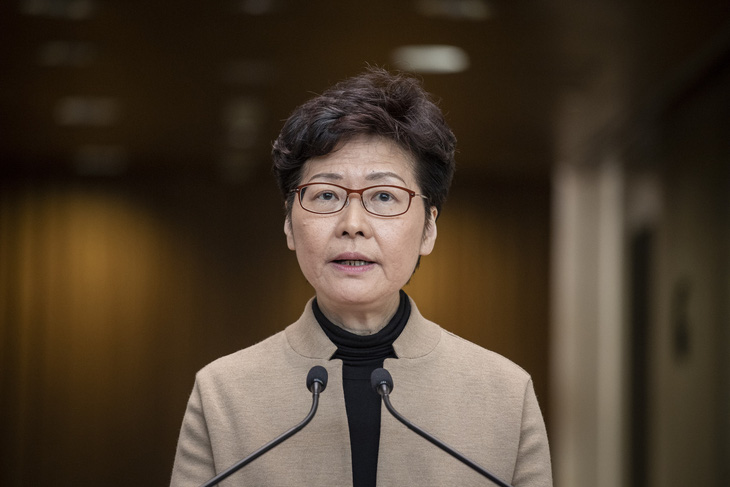 Lãnh đạo Hong Kong Carrie Lam yêu cầu người biểu tình đầu hàng - Ảnh 1.