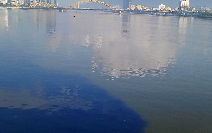 Sông Hàn bị nhuộm đen bởi dòng nước thải hôi thối, người Đà Nẵng bức xúc