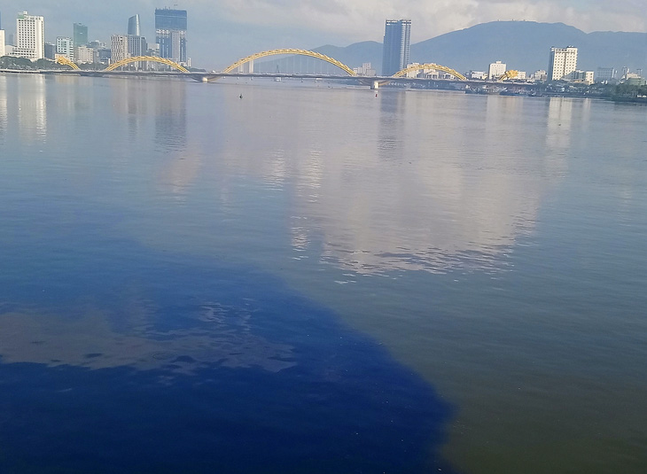 Sông Hàn bị nhuộm đen bởi dòng nước thải hôi thối, người Đà Nẵng bức xúc - Ảnh 1.