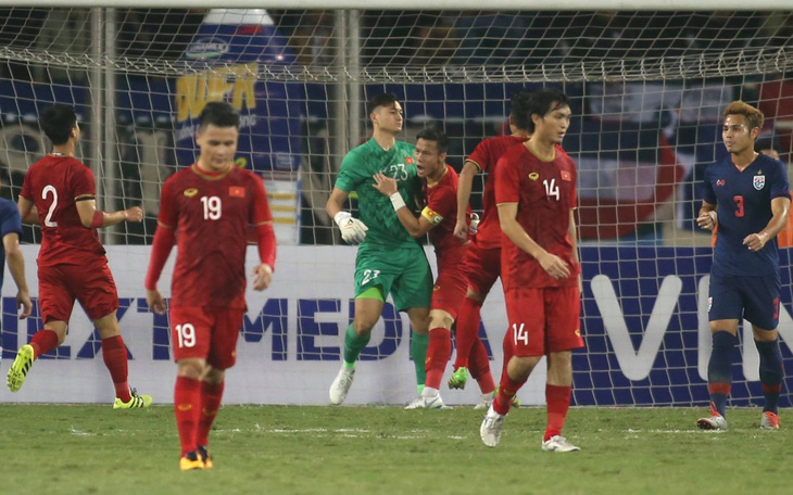 Hòa Thái Lan trong trận cầu nhiều tranh cãi, Việt Nam tiếp tục dẫn đầu bảng